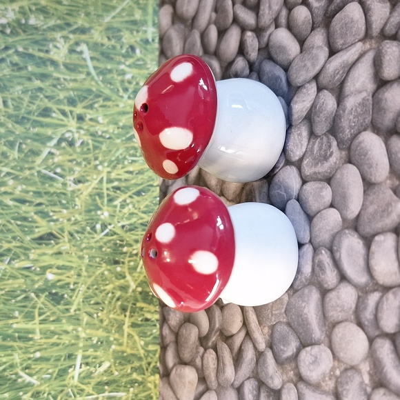 Red White Mushroom Salt and Pepper Shakers NWT Cracker Barrel - Picture 2 of 5